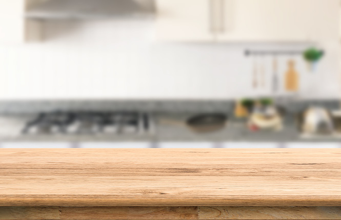 Arbeitsplatten für die Küche aus Massivholz verleihen der Küche ein ganz besonderes, behalgliches und wohnliches Ambiente. Allerdings sind sie nicht kratzfest und hitzebeständig und Sie sollten beim Gebrauch von Flüssigkeiten und Säuren Acht geben. 