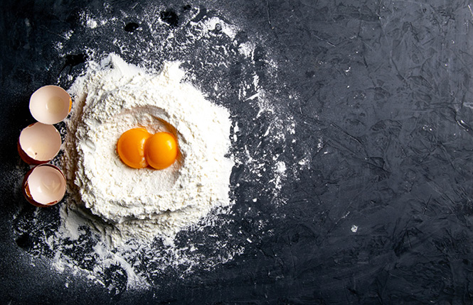 Granit Arbeitsplatte mit Mehl und Ei