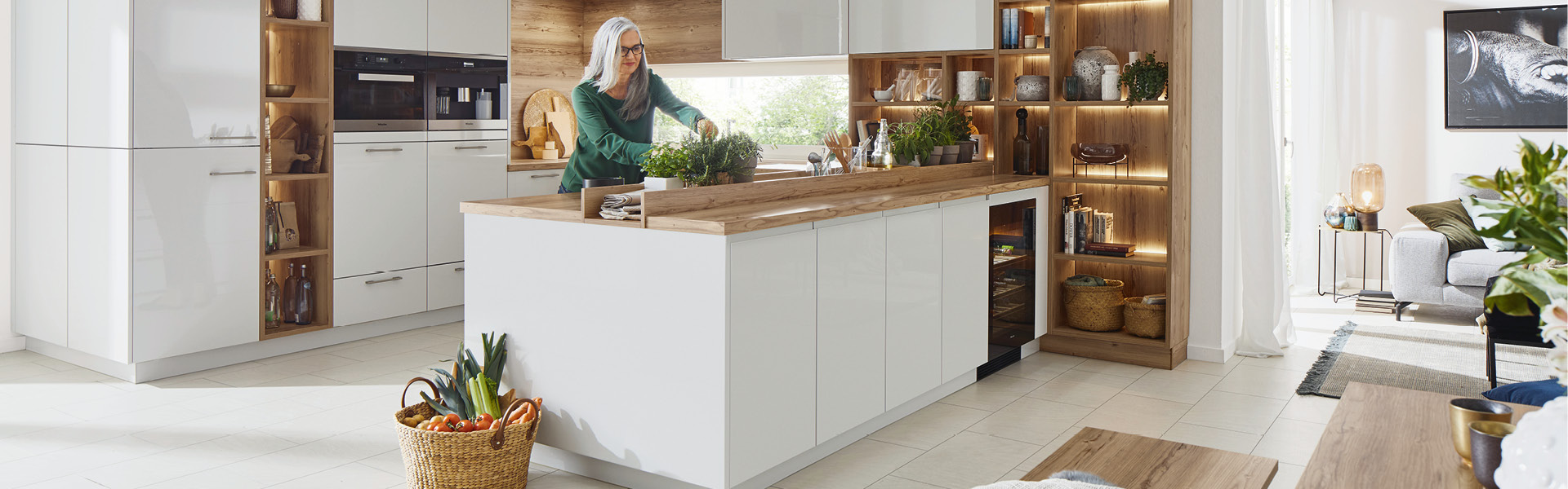 Frau in Küche Weiß mit Holzoptik