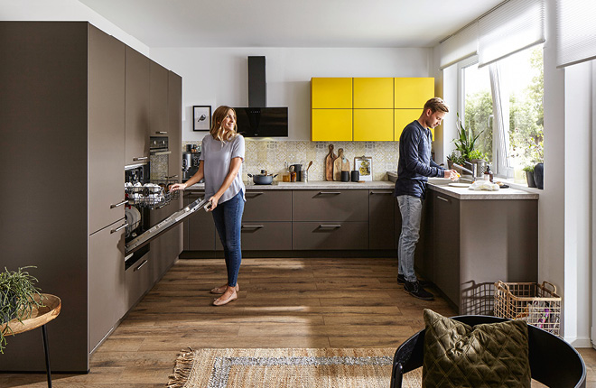 Moderne braune Küche mit Paar