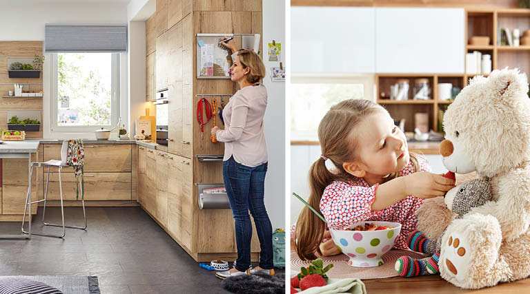 Frau und Kind in Küche mit Stofftier