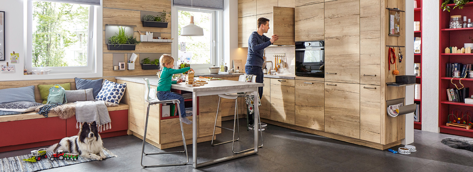 Küche mit Holzfrontetn, Vater, Sohn und Hund