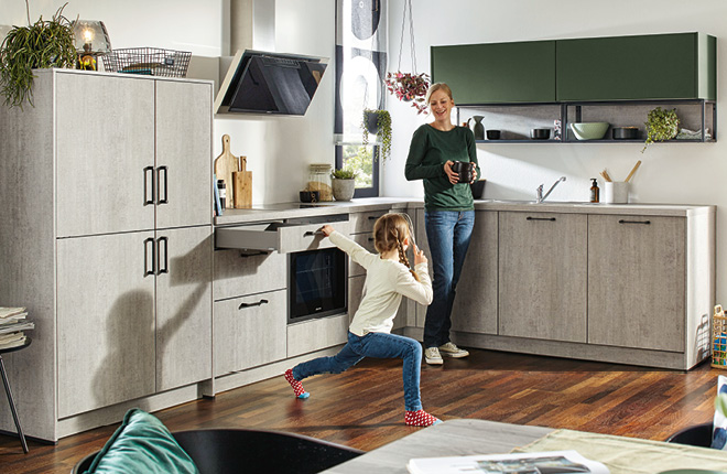 Mutter und Kind in Küche mit Betonküchenfronten
