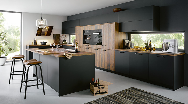 Dunkle Küchenfronten in Kombination mit Holzelementenn wirken besonders edel und liegen auch noch voll im Trend.